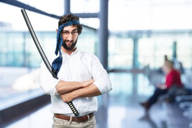 bir kılıç ile komik delikanlı