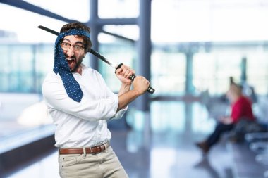 bir kılıç ile komik delikanlı