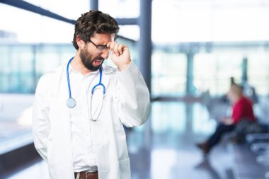 Genç komik doktor kaybeden poz