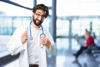 Genç komik doktor başarı poz