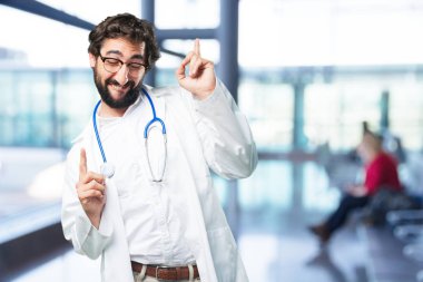 Genç komik doktor başarı poz