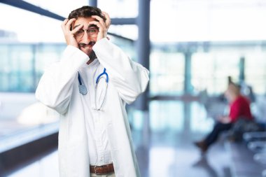 Genç komik korkmuş doktor