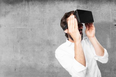 sanal gözlük ve sürpriz ifade ile adam