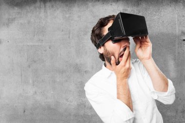 sanal gözlük ve sürpriz ifade ile adam