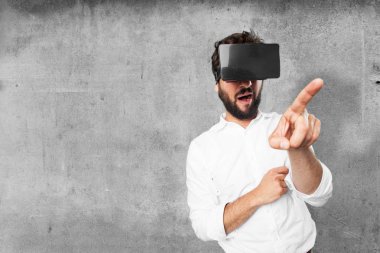 sanal gözlük ve sürpriz ifade ile adam