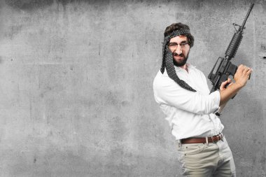 makineli tüfek ile adam ve ifade katılmıyorum