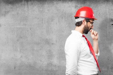 komik mimar üzgün bir ifadeyle düşünme