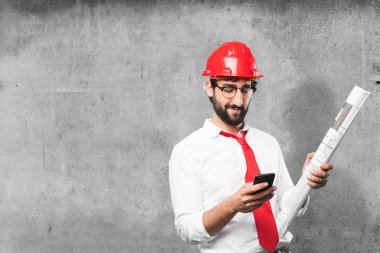 cep telefonu ile genç komik mimar 