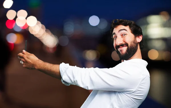 Jeune homme drôle avec téléphone mobile — Photo