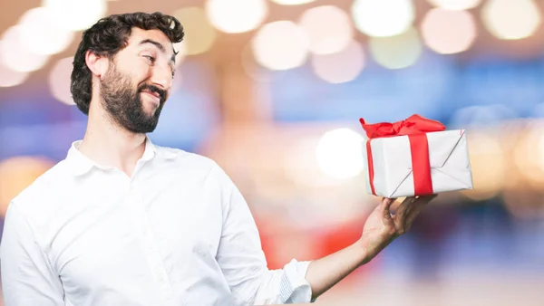 Giovane uomo divertente con un dono — Foto Stock