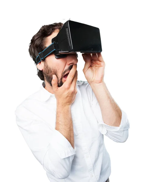 Homem com óculos virtuais e expressão surpresa — Fotografia de Stock