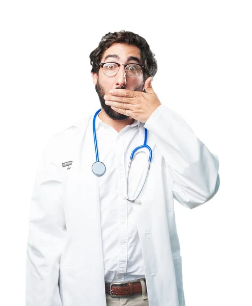 Jonge grappige dokter bedekking mond — Stockfoto
