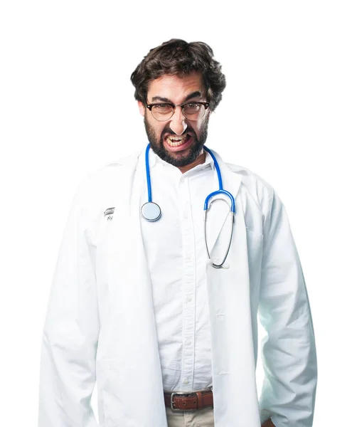 Fiatal vicces dühös orvos — Stock Fotó