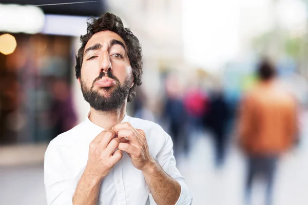 Uomo in posa orgogliosa con espressione preoccupata — Foto Stock