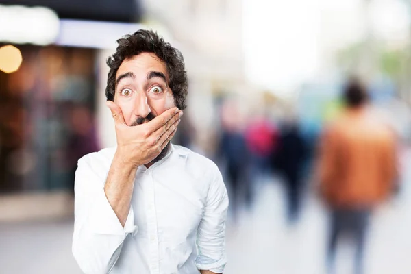 Giovane uomo divertente che copre la bocca — Foto Stock