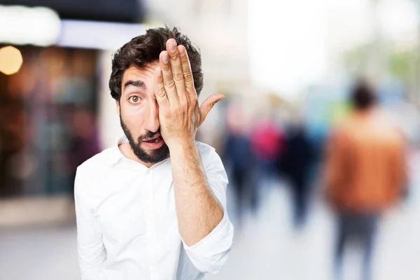 Homem cobrindo os olhos com expressão surpresa — Fotografia de Stock