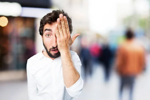 Uomo che copre gli occhi con espressione a sorpresa — Foto Stock