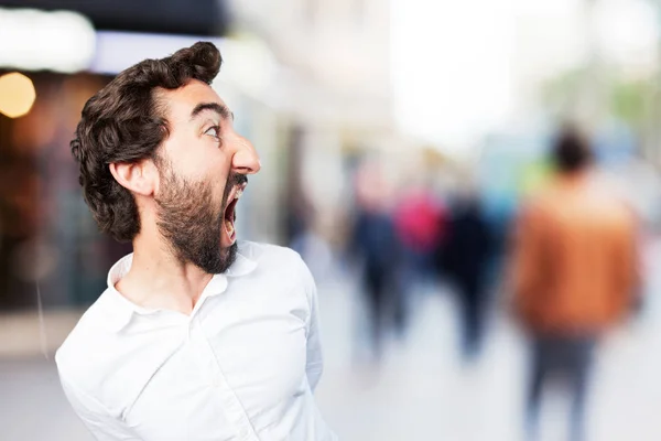 Homem gritando com expressão discordante — Fotografia de Stock