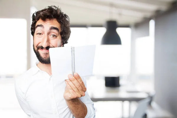 Junger lustiger Mann mit Notizbuch — Stockfoto