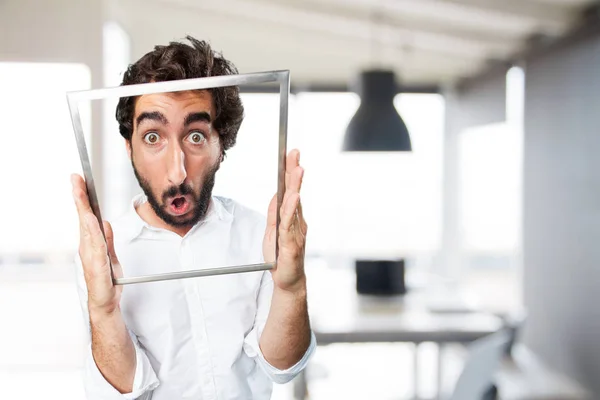 Mann mit Stahlrahmen und überraschendem Ausdruck — Stockfoto