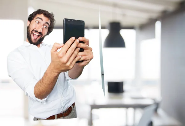 Joven hombre divertido con tableta de pantalla táctil — Foto de Stock