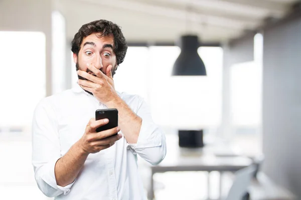 Mann mit Handy und überraschtem Gesichtsausdruck — Stockfoto