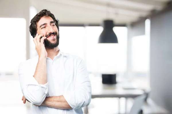 Jeune homme drôle avec téléphone mobile — Photo