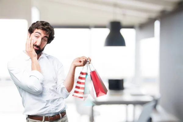Uomo con shopping bag ed espressione triste — Foto Stock