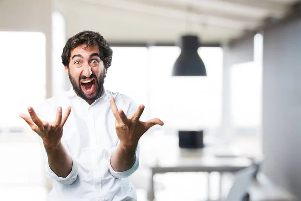 Jeune homme drôle avec expression en colère — Photo