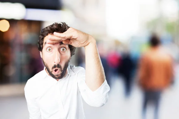 Hombre mirando lejos con expresión sorpresa — Foto de Stock