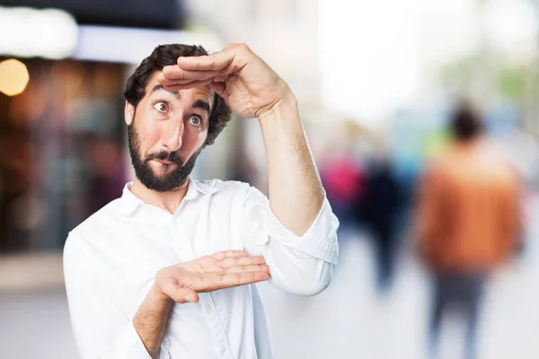 Homem mostrando sinal com expressão surpresa — Fotografia de Stock