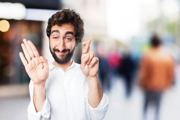 Unga rolig människa finger korsade — Stockfoto