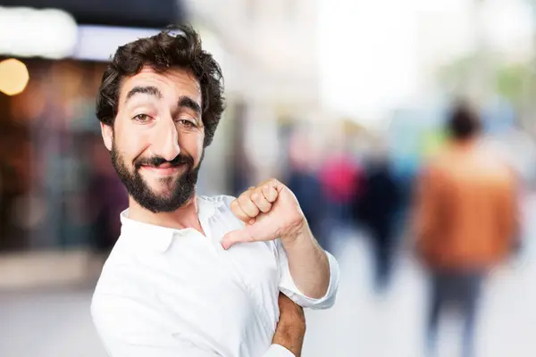 Jeune homme drôle dans la pose fière — Photo