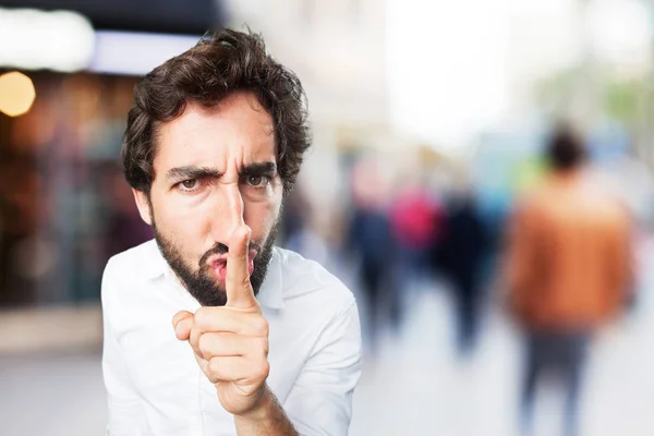 Uomo con segno di silenzio ed espressione in disaccordo — Foto Stock