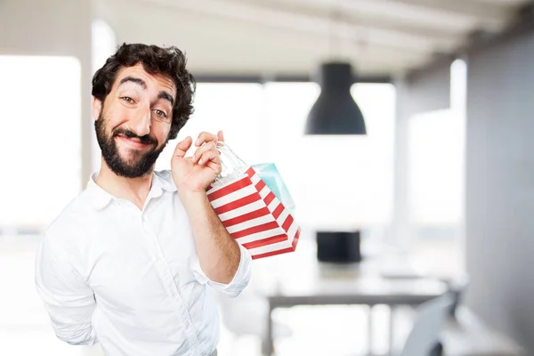 Joven divertido hombre con bolsas de compras — Foto de Stock