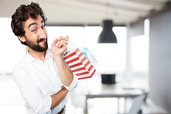 Joven divertido hombre con bolsas de compras — Foto de Stock