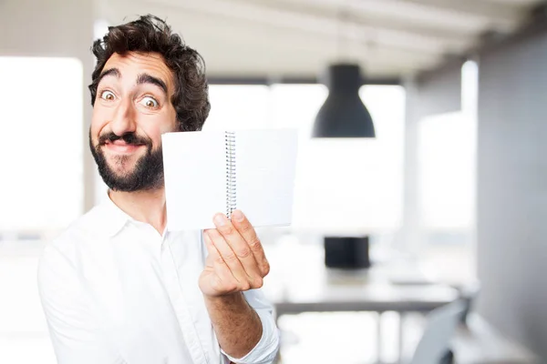 Jeune homme drôle avec ordinateur portable — Photo