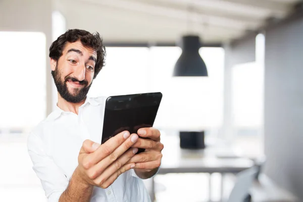 Junger lustiger Mann mit Touchscreen-Tablet — Stockfoto