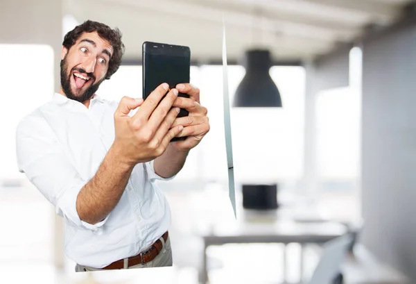 Młody człowiek zabawny z tablet z ekranem dotykowym — Zdjęcie stockowe