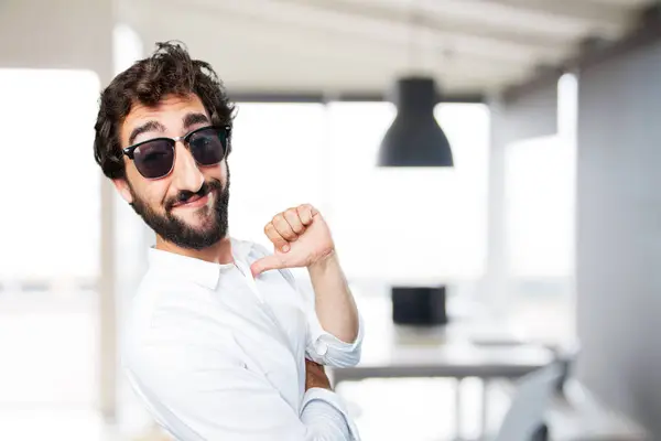 Junger lustiger Mann in stolzer Pose — Stockfoto