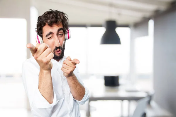 Joven divertido hombre con auriculares — Foto de Stock