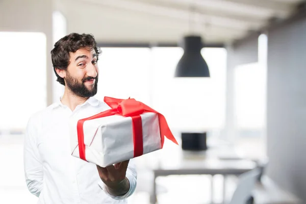 Joven divertido hombre con un regalo —  Fotos de Stock