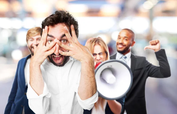 Jeune homme drôle couvrant les yeux — Photo