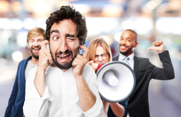 Hombre cubriendo oídos con expresión en desacuerdo — Foto de Stock