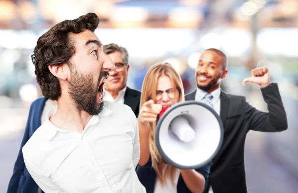 Mann brüllt mit widersprüchlicher Miene — Stockfoto