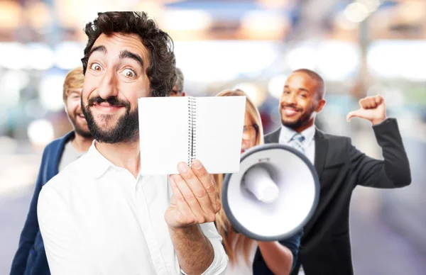 Jeune homme drôle avec ordinateur portable — Photo