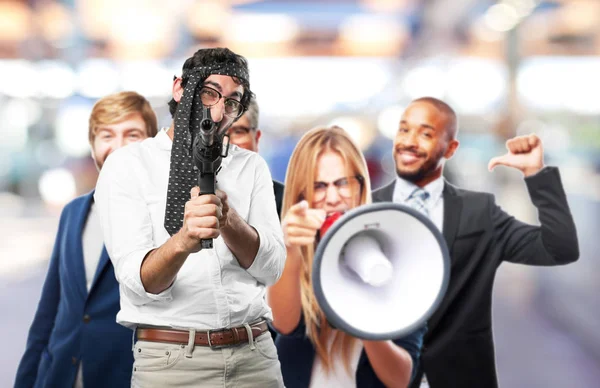 Man met machinegeweer en niet eens expressie — Stockfoto