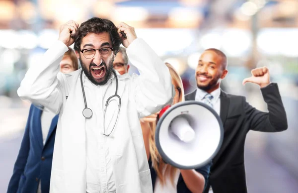 Молодий смішний лікар в позі невдахи — стокове фото