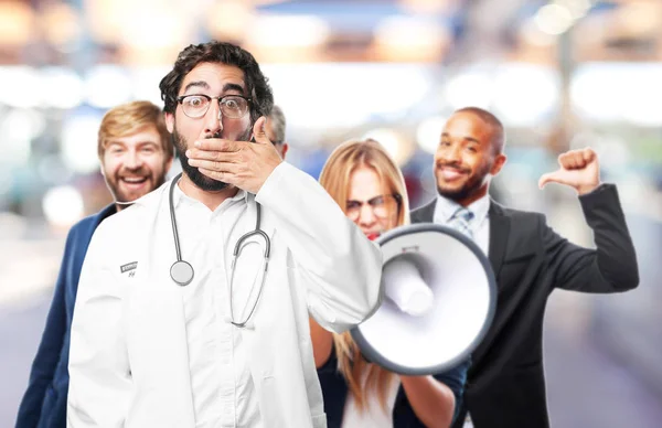 Молодий смішний лікар покриває рот — стокове фото