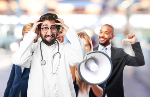 Mladý lékař legrační v póze smolař — Stock fotografie